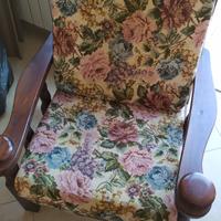 Poltrona con struttura in legno 