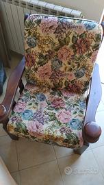 Poltrona con struttura in legno 