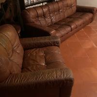 Divano e poltrona in pelle marrone