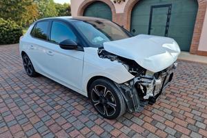 opel Corsa incidentata 