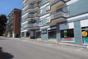 Immobile di 320 m² con 1 locale a Noci