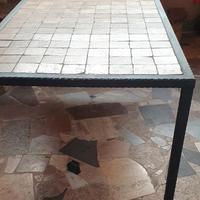 Tavolo con piastrelle 