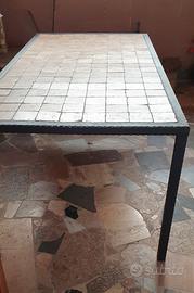 Tavolo con piastrelle 