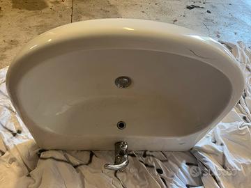 Lavandino in ceramica con miscelatore
