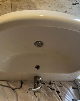 Lavandino in ceramica con miscelatore