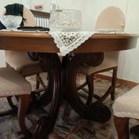 Tavolo tondo in legno massello con 4 sedie.