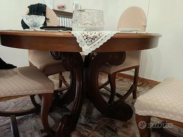 Tavolo tondo in legno massello con 4 sedie.