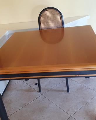 Tavolo da pranzo con sedie
