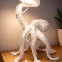 Lampada piovra con materiali di recupero