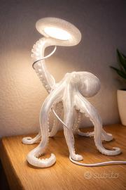 Lampada piovra con materiali di recupero