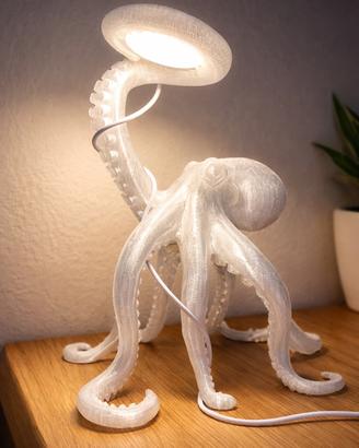 Lampada piovra con materiali di recupero
