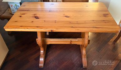 Cassapanca e tavolo in legno