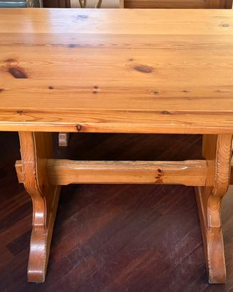 Cassapanca e tavolo in legno