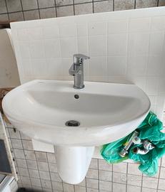 Lavandino a muro completo