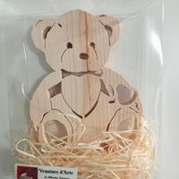 orsetto di legno intagliato con cuori 