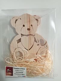 orsetto di legno intagliato con cuori 