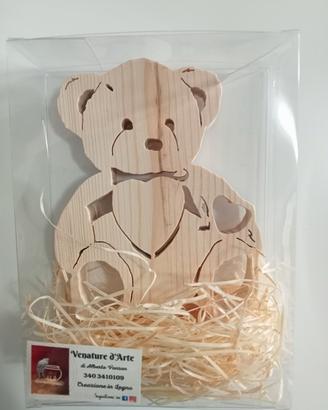 orsetto di legno intagliato con cuori 