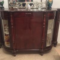 Divano, mobile in noce, lampadari, bacheca