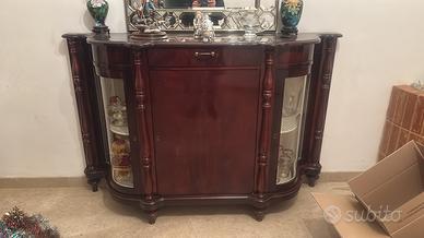 Divano, mobile in noce, lampadari, bacheca