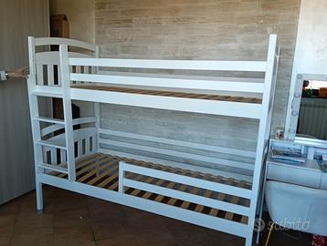 Cameretta bianca moderna ancora in garanzia