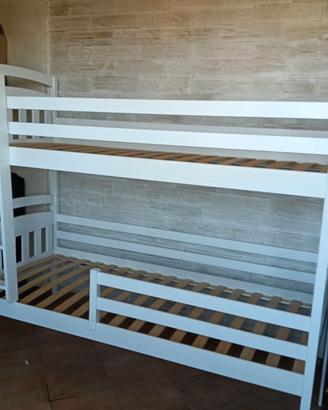 Cameretta bianca moderna ancora in garanzia