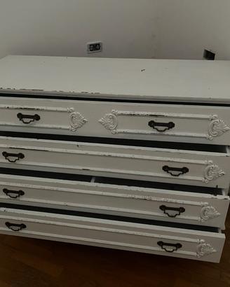 Comò shabby chic. Prezzo trattabile.