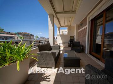 ELEGANTE APPARTAMENTO SU DUE LIVELLI CON AMPIO TER