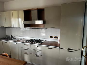 Cucina completa di elettrodomestici