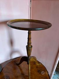 Tavolino in legno di noce 