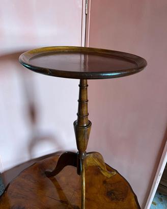 Tavolino in legno di noce 