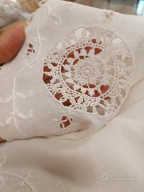 tovaglia ricamata a mano