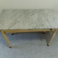 Tavolo vintage in legno e piano in marmo