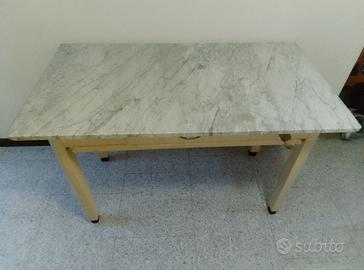 Tavolo vintage in legno e piano in marmo