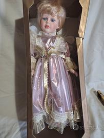 bambola Angelo in porcellana altezza circa 40 cm