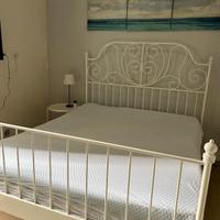 Letto in ferro, comodini, materasso matrimoniale e