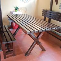 tavolo con panche stile Tirolo