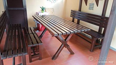 tavolo con panche stile Tirolo