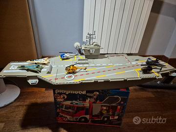 portaerei giocattolo con aerei