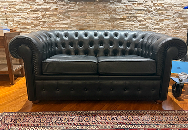 DIVANO 2  POSTI IN PELLE NERA mod. CHESTER
