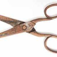 2 oggetti antichi- ferri arricciacapelli &forbici