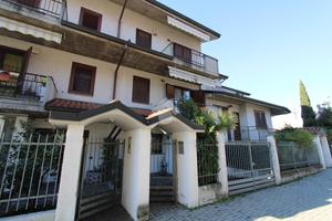 VILLA A SCHIERA A BAREGGIO