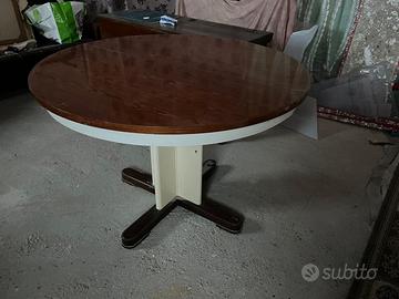 Tavolo tondo allungabile.