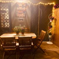 Tavolo allungabile in legno con sei sedie