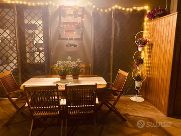 Tavolo allungabile in legno con sei sedie