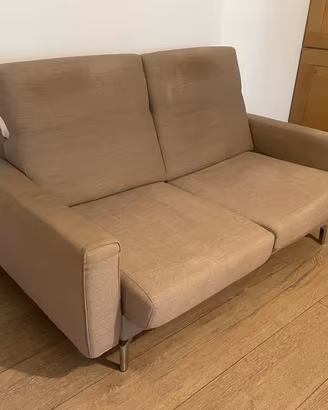 Divano a 2 posti in tessuto.
