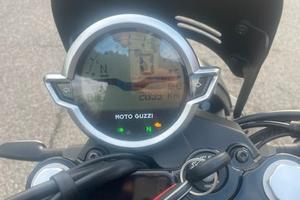 Moto Guzzi V7 Stone nera