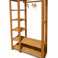 Guardaroba aperto in legno con ripiani