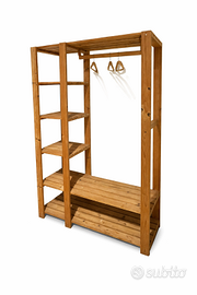 Guardaroba aperto in legno con ripiani