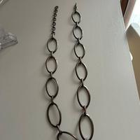 Cintura con maglie ovali in metallo.