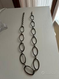 Cintura con maglie ovali in metallo.